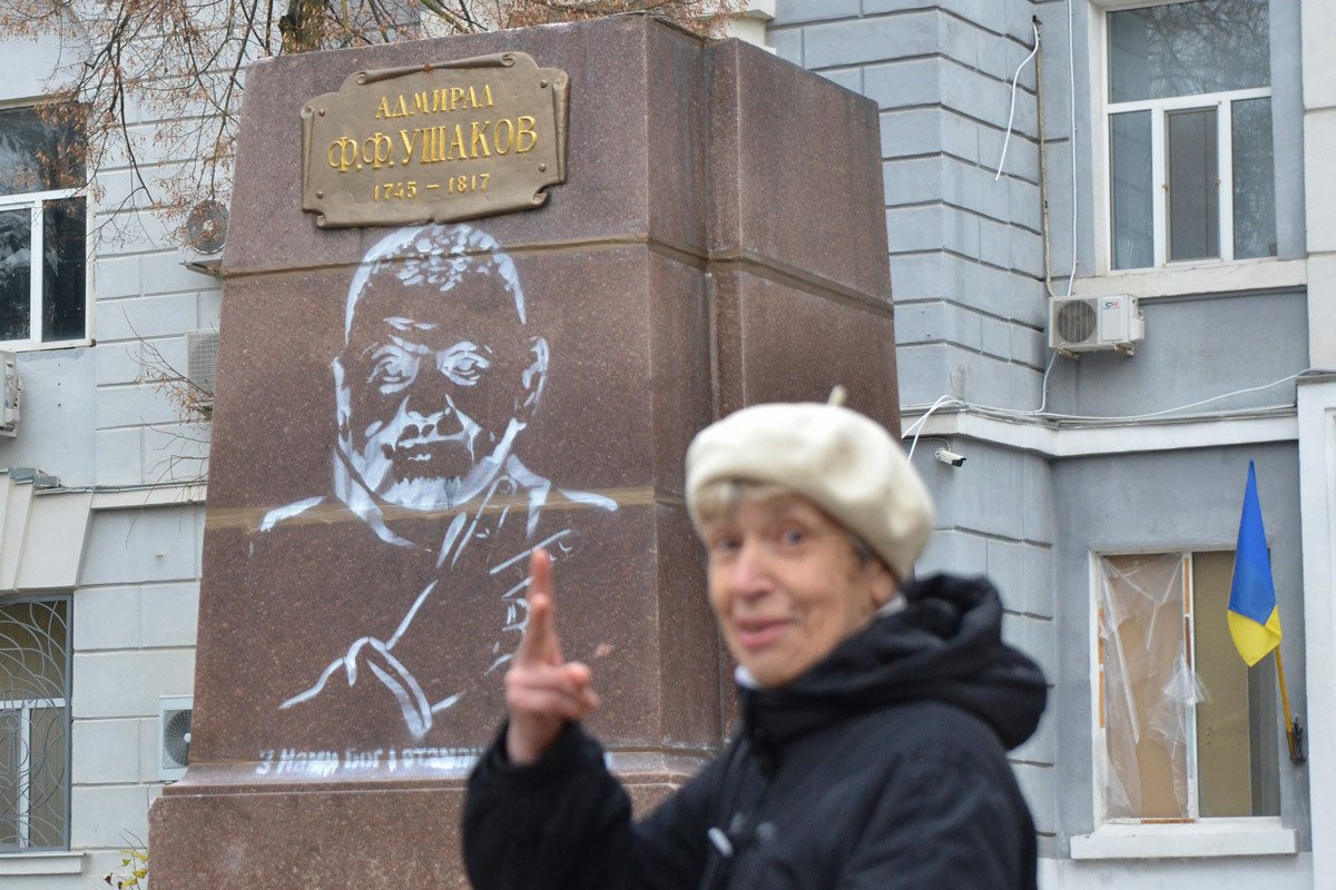 Жительница Херсона возле фотографии главнокомандующего ВСУ Валерия Залужного, изображенного на постаменте бывшего памятника российскому адмиралу Ушакову в городе Херсон, Украина, 18 ноября 2022 года. Фото: Иван Антипенко / EPA-EFE