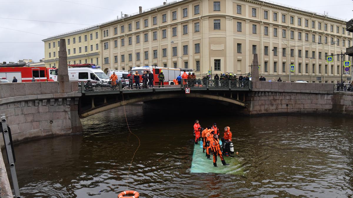 «Фонтанка» опубликовала имена погибших пассажиров автобуса, который упал в реку Мойку. Жертвами стали семь человек, двоим удалось спастись