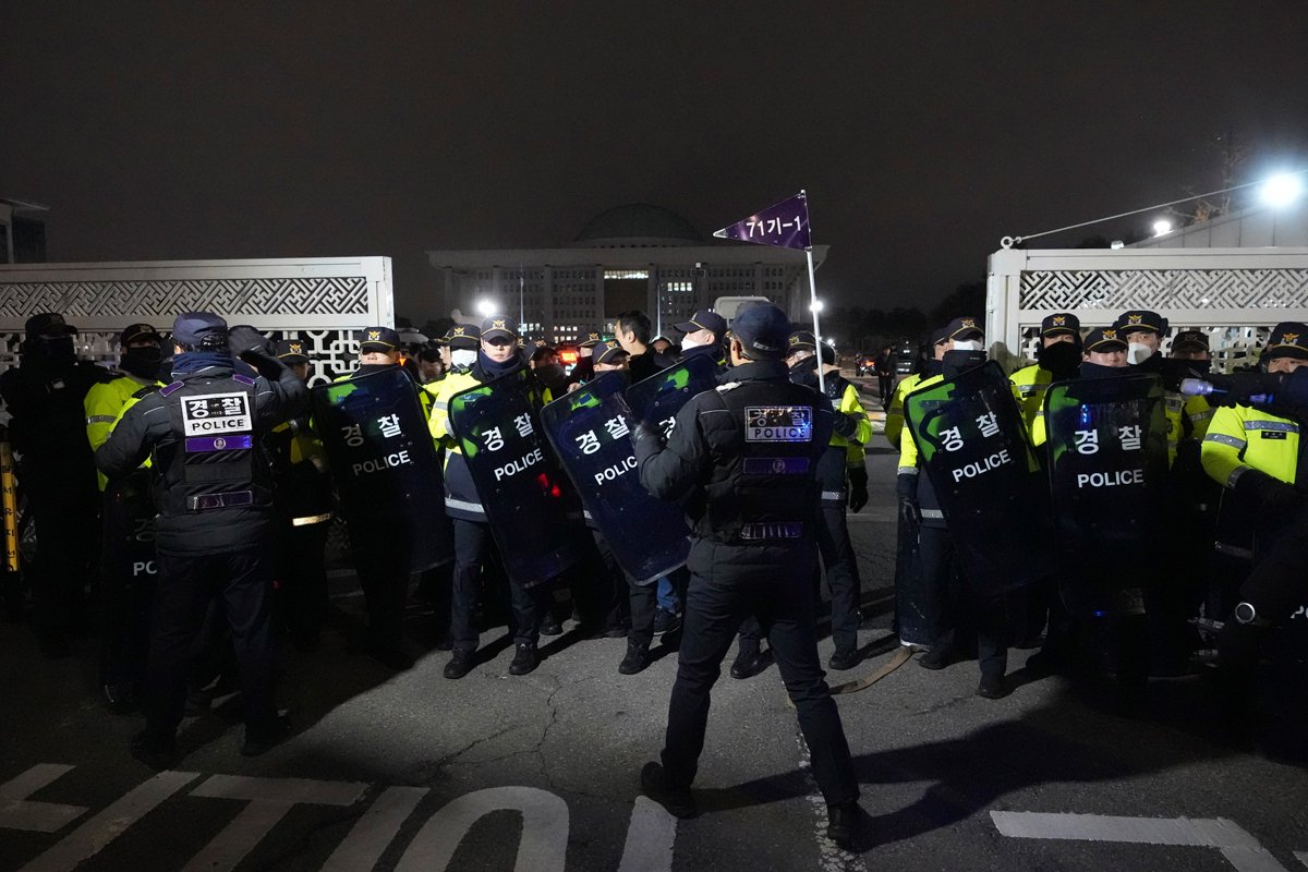 Полицейские перед зданием Национального собрания в Сеуле, Южная Корея, 3 декабря 2024 года. Фото: Lee Jin-man / AP Photo / Scanpix / LETA