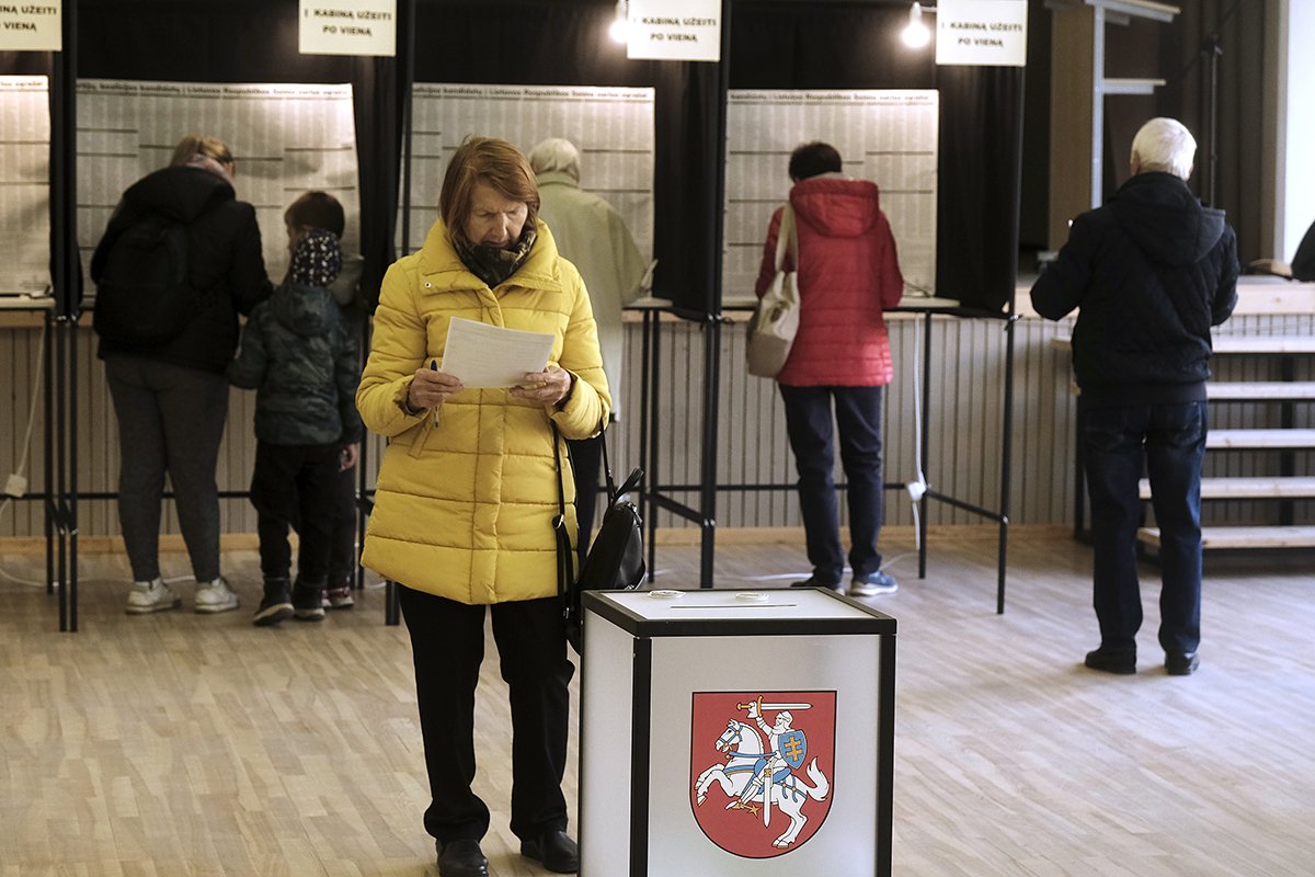 Первый тур парламентских выборов в Утене, Литва, 13 октября 2024. Фото: Valda Kalnina / EPA-EFE