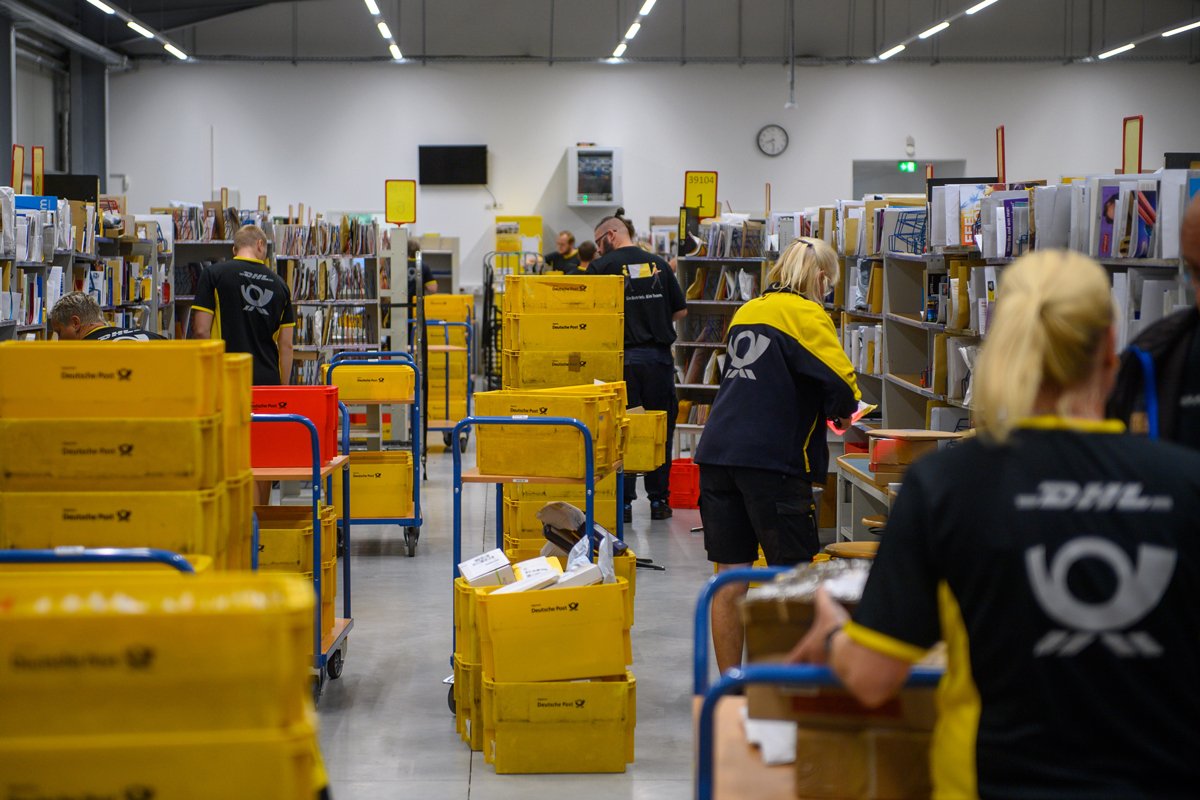 Сотрудники Deutsche Post сортируют письма в Магдебурге. Фото: Klaus-Dietmar Gabbert / dpa / picture-alliance / Scanpix / LETA