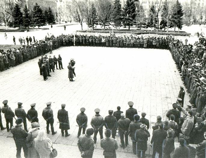 Казаки возле здания администрации Ростовской области, 22 марта 1993 года. Фото: «Вечерний Ростов»