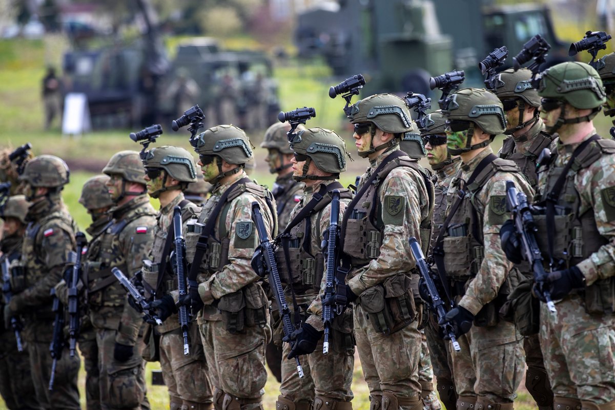 Литовские солдаты принимают участие в литовско-польских военных учениях в районе Сувальского коридора у польской границы в Литве, 26 апреля 2024 года. Фото: Mindaugas Kulbis / AP Photo / Scanpix / LETA