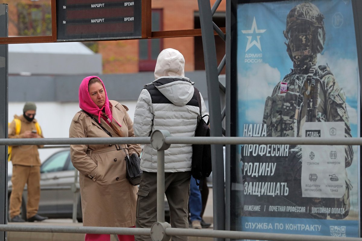 Реклама военной службы по контракту с надписью «Наша профессия — Родину защищать» в Москве, апреля 2024 года. Фото: Максим Шипенков / EPA-EFE