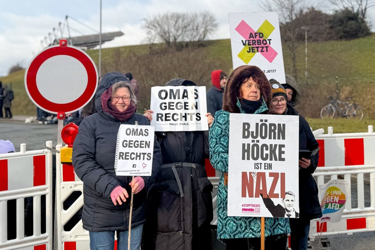 Активистки «Omas gegen rechts» на митинге против съезда AfD в Ризе, 11 января 2025 года. Павел Кузнецов