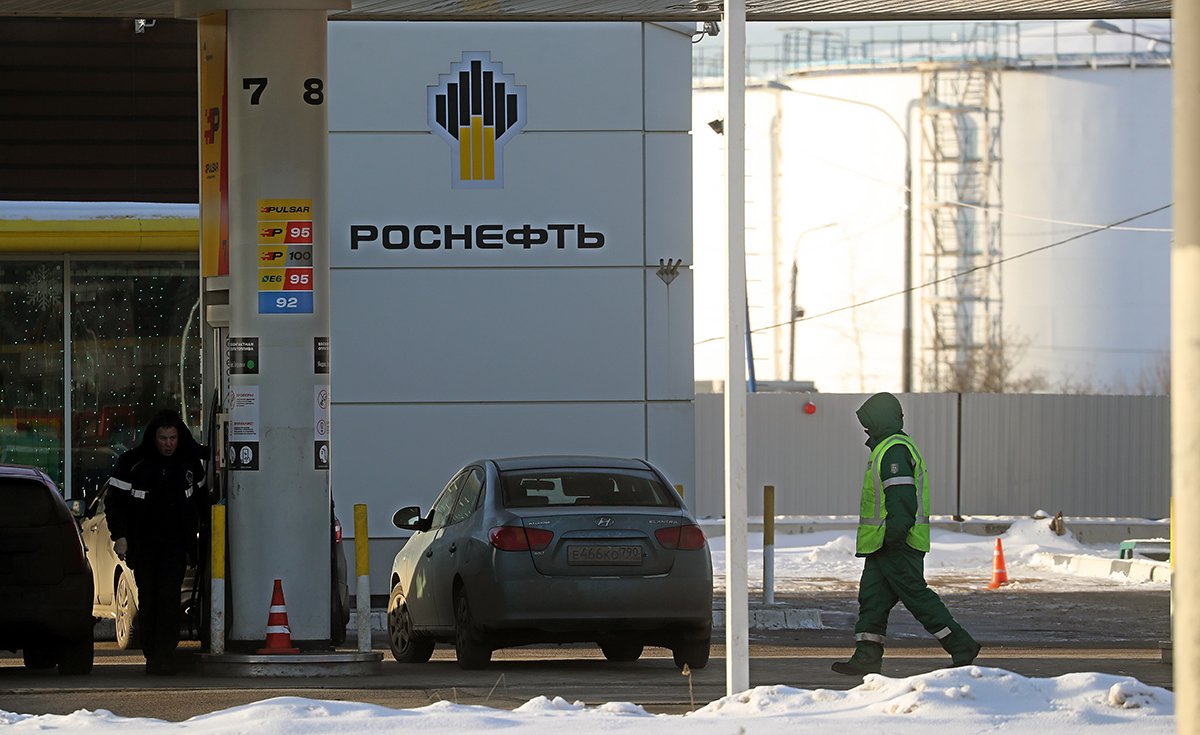 Автозаправка «Роснефть», одна из крупнейших российских нефтедобывающих компаний, Москва, Россия. Фото: Максим Шипенков / EPA-EFE