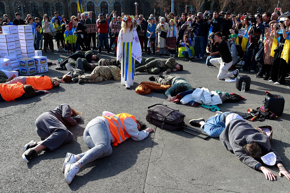 Перфоманс на акции протеста в Бухаресте, Румыния, 24 февраля 2024 года. Фото: Robert Ghement / EPA-EFE