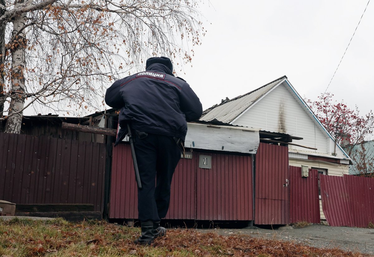 Сотрудник полиции у одного из домов в Коркино, 27 октября 2024 года. Фото: Марина Молдавская / Коммерсантъ / Sipa USA / Vida Press