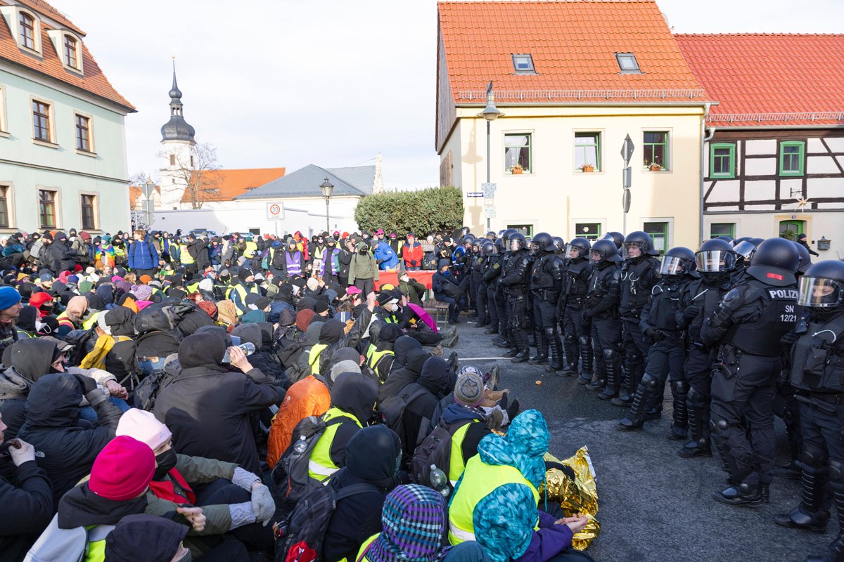 Сидячий протест на митинге против съезда AfD в Ризе, 11 января 2025 года. Фото: Paul-Philipp Braun / EPD / Imago Images / Scanpix / LETA