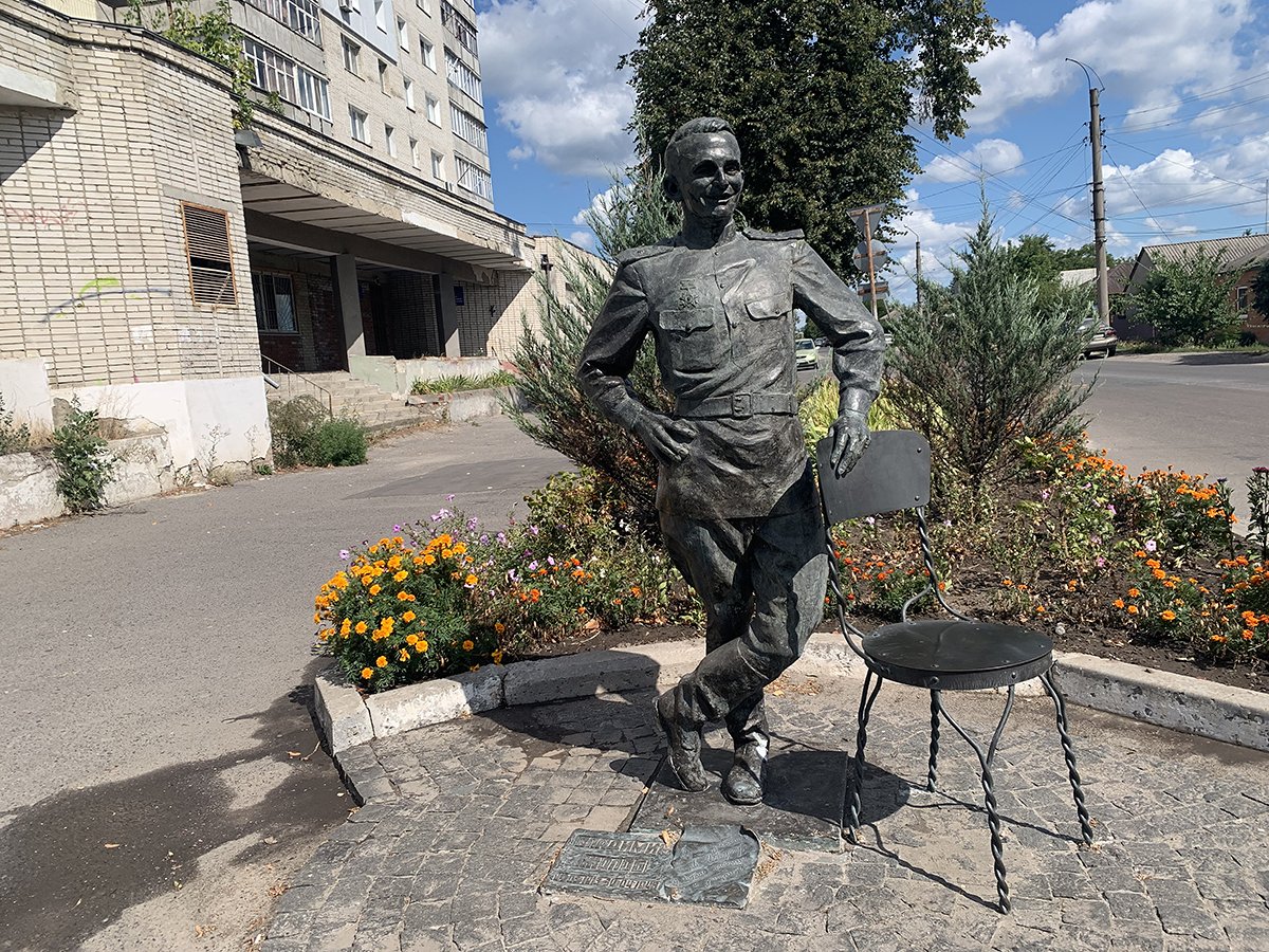 Памятник уроженцу города Владимиру Жолобу, погибшему в 1945-м, установил его двоюродный внук Игорь Волобуев, в прошлом вице-президент «Газпромбанка», который сейчас воюет в «Легионе "Свобода России"»