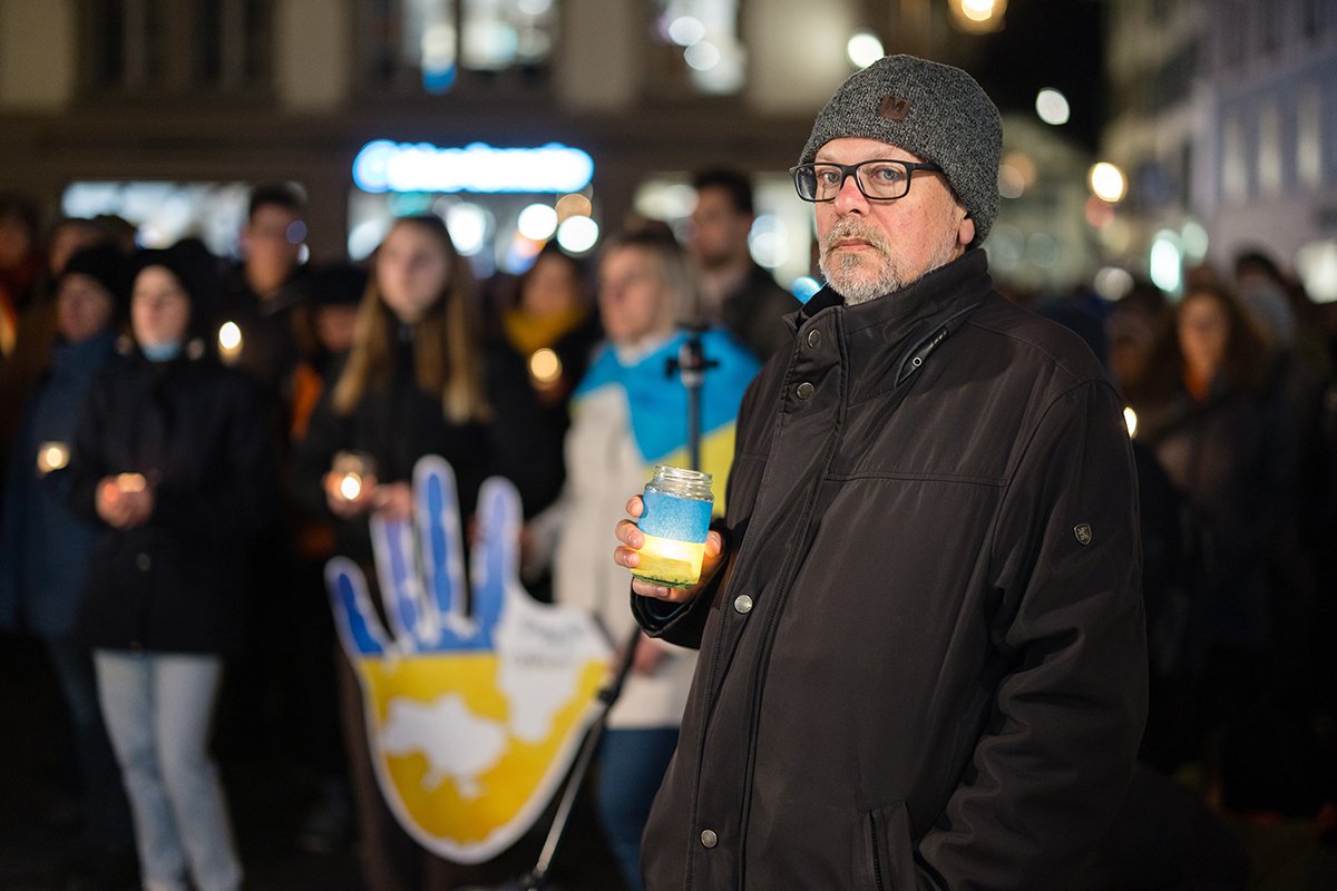 Михаил Шишкин во время мирного митинга против войны в Украине на Корнмаркт в Люцерне, Швейцария, 4 марта 2022 года. Фото: Philipp Schmidli / EPA