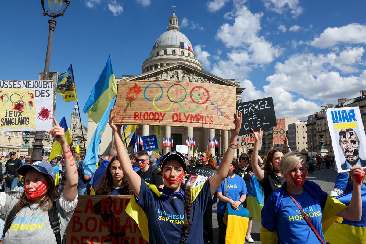 Украинцы в Париже проводят митинг в память о спортсменах, которые погибли во время войны в Украине, Париж, Франция, 13 июля 2024 года. Фото: Kevin Coombs / Reuters / Scanpix / LETA