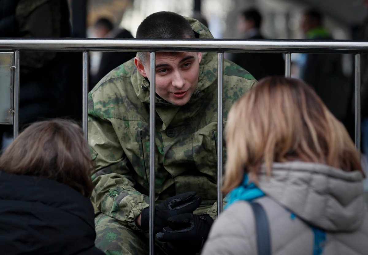 Призывник прощается с родственниками на призывном пункте во время военной мобилизации в Москве, 12 октября 2022 года. Фото: Юрий Кочетков / EPA-EFE