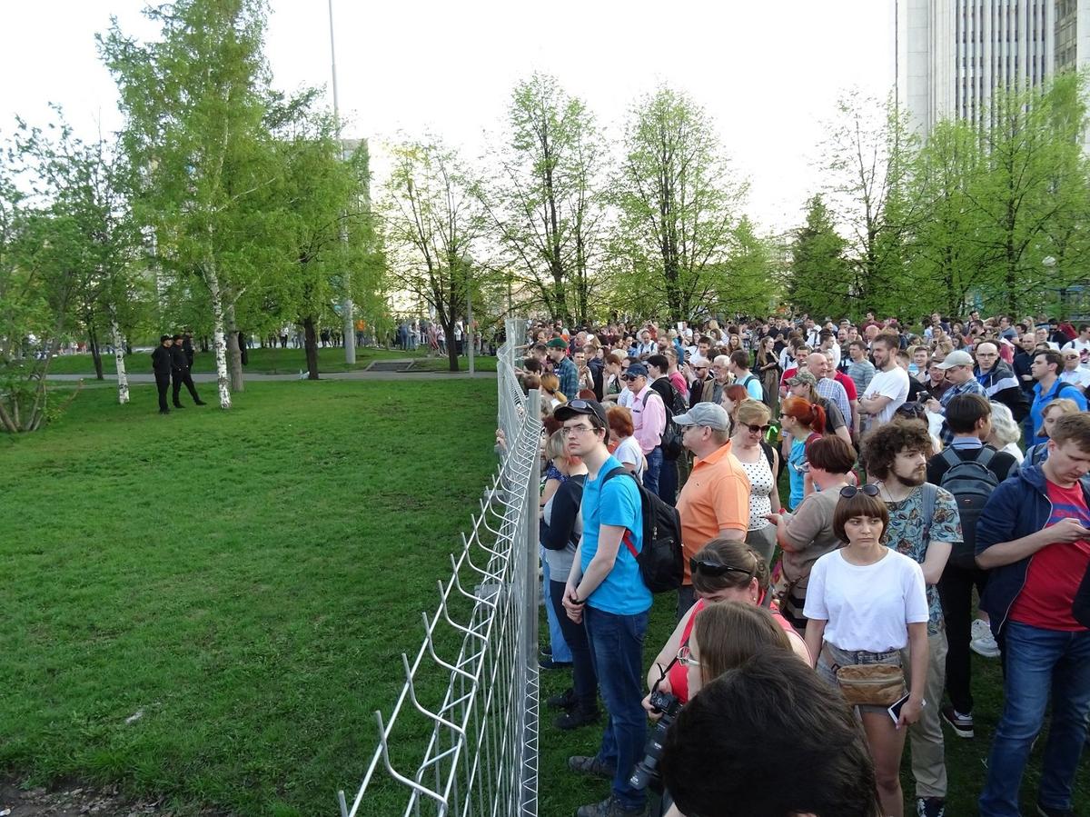 Протестующие жители Екатеринбурга у сквера, где планировалась постройка храма, 2019 год. Фото: Wikimedia Commons