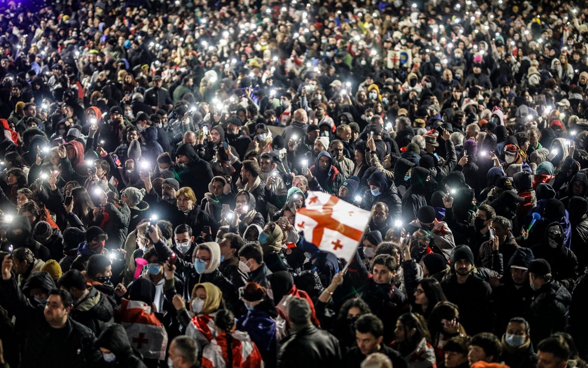 Митинг оппозиции у грузинского парламента в Тбилиси, 30 ноября 2024 года. Фото: David Mdzinarishvili / EPA