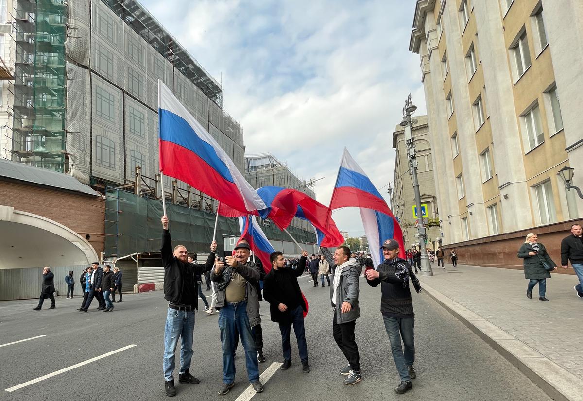 Пожилой мужчина подошел к группе людей с флагами и попросил сделать селфи для работы. Фото: Константин Долженко, специально для «Новой газеты Европа»