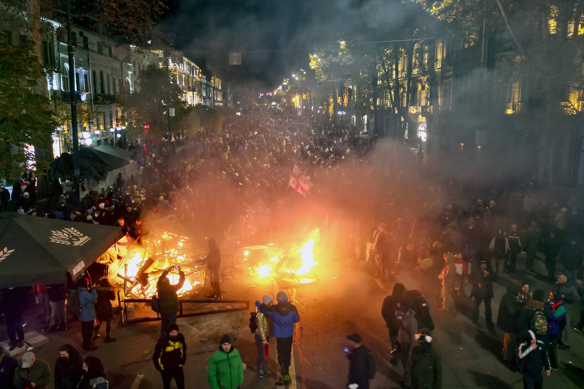 Антиправительственный митинг в Тбилиси, 29 ноября 2024 года. Фото: Zurab Tsertsvadze / AP Photo / Scanpix / LETA