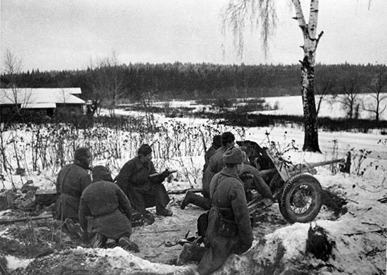 Советский артиллерийский расчёт 45-мм противотанковой пушки, ноябрь-декабрь 1941 года. Фото: Mil