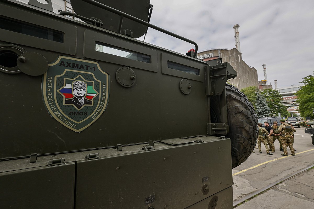 Военная техника военнослужащих российского специального подразделения «Ахмат» на Запорожской атомной электростанции в Энергодаре, юго-восток Украины, 15 июня 2023 года. Фото: Сергей Ильницкий / EPA-EFE