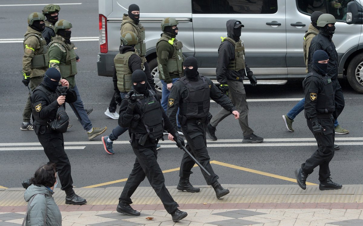 Полицейские во время акций протеста в Минске, 1 ноября 2020 года. Фото: EPA-EFE