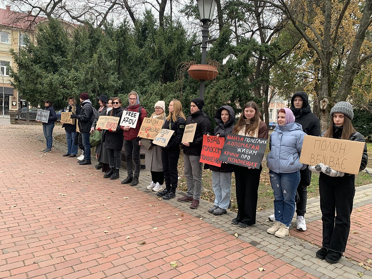 Каждое воскресенье в полдень в сквере у площади Петефи собираются люди, требующие освобождения украинских военнопленных из российского плена. Фото: Ольга Мусафирова, специально для «Новой газеты Европа»