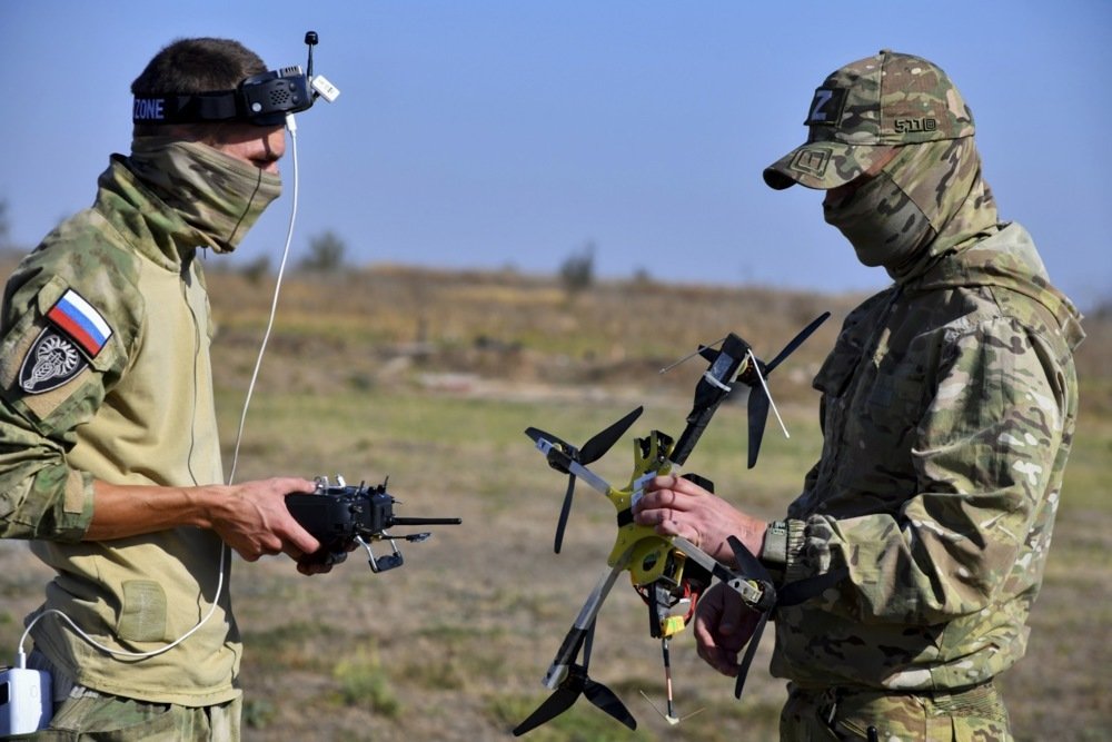 Российские контрактники учатся использовать беспилотники FPV. Фото: Аркадий Будницкий / EPA-EFE