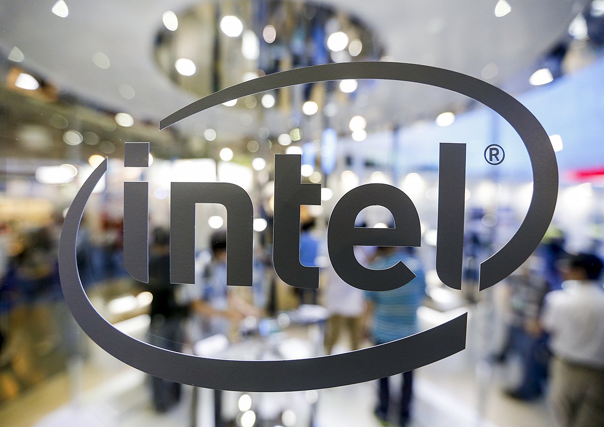 Логотип Intel на стекле во время выставки COMPUTEX, Тайвань, 31 мая 2016. Фото: Ritchie B. Tongo / EPA-EFE