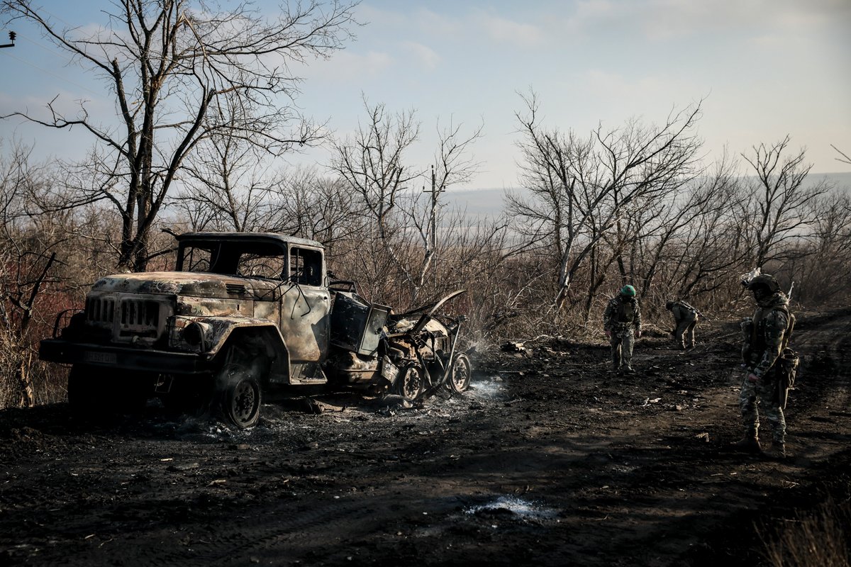 Украинские военнослужащие расчищают дорогу к Часову Яру в Донецкой области, 13 января 2025 года. Фото: Ukrainian 24th Mechanised Brigade / EPA