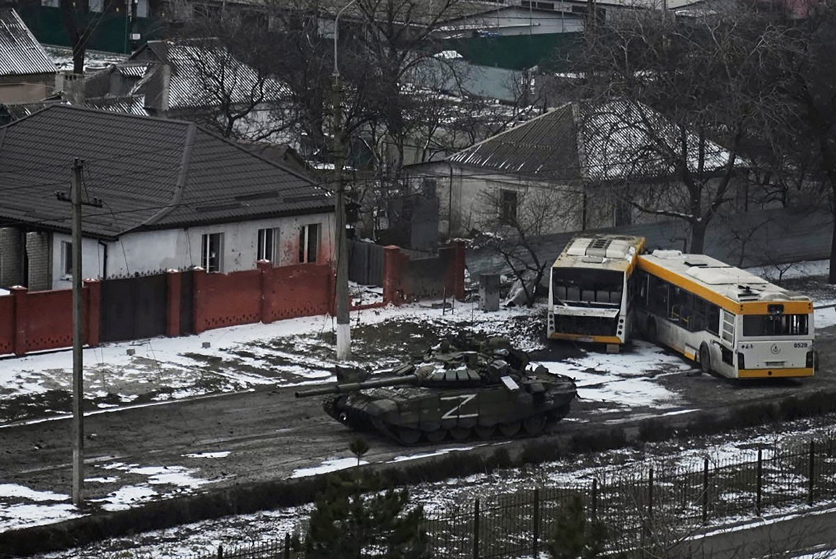 Российский танк в Мариуполе, 11 марта 2022 года. Фото: Evgeniy Maloletka / AP Photo / Scanpix / LETA