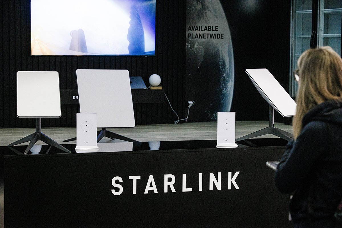 Стенд Starlink во время Международной выставки электроники Internationale Funkausstellung Berlin. Фото: Clemens Bilan / EPA-EFE