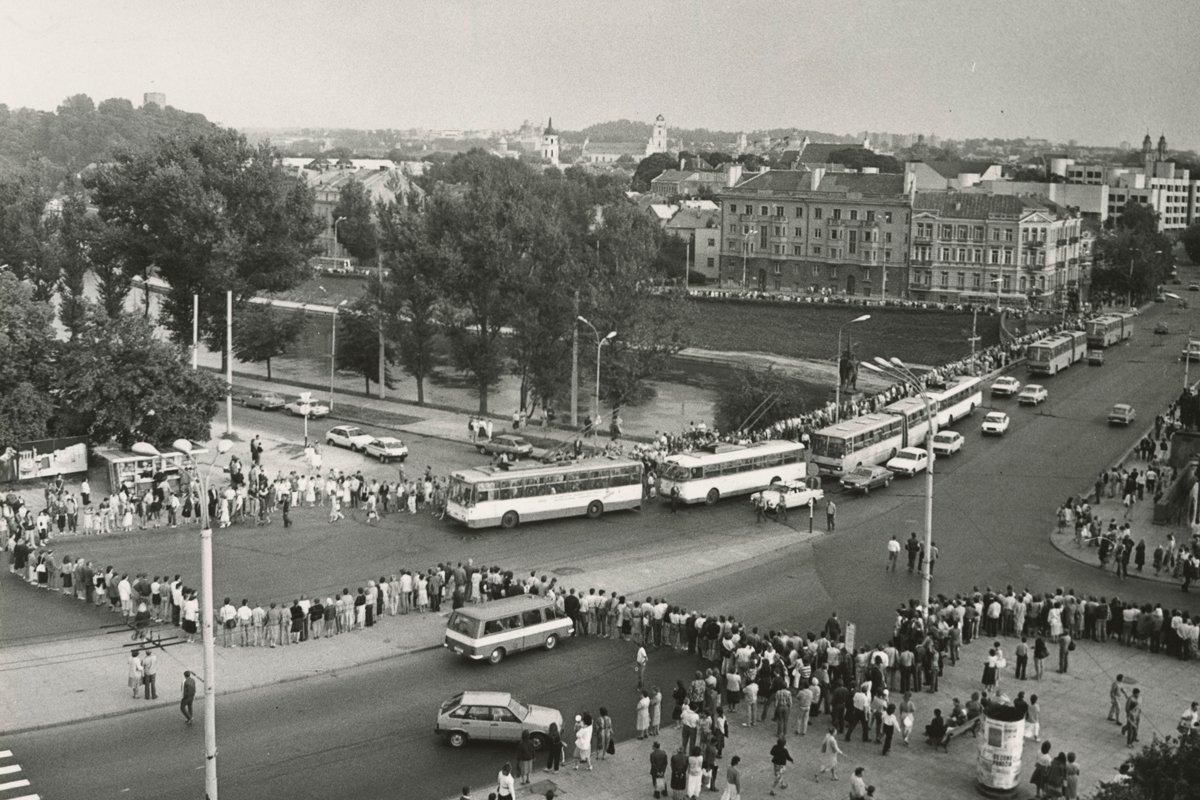 Часть Балтийского пути на Зеленом мосту в Вильнюсе, 23 августа 1989 года. Фото: Jonas Kernagis / Lithuanian State Central Archives /  Wikimedia  (CC BY 4.0)