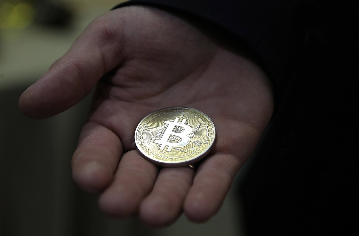 Сувенирная монета Bitcoin. Фото: Фото: Максим Шипенков / EPA-EFE