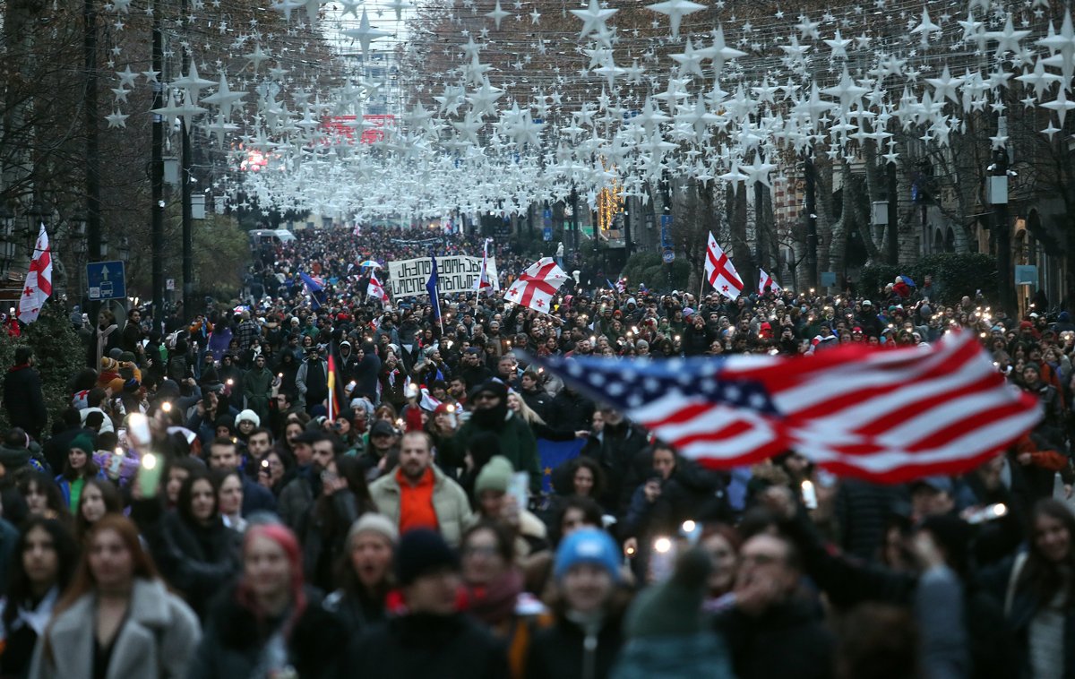 Акция протеста против инаугурации Кавелашвили в Тбилиси, 28 декабря 2024 года. Фото: David Mdzinarishvili / EPA