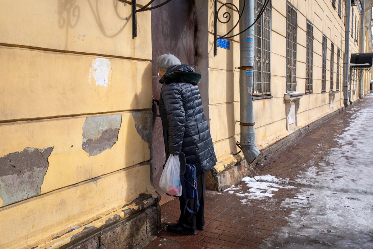 Ольга Щеглова, жена Александра Скобова, несет ему передачу в изолятор временного содержания. Фото: Дмитрий Цыганов