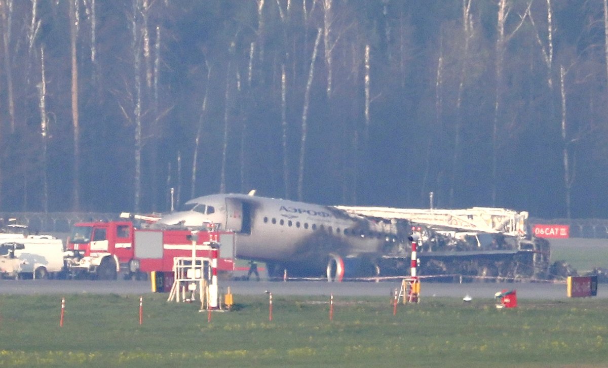 Самолет Sukhoi Superjet 100 авиакомпании «Аэрофлот» после пожара, возникшего во время аварийной посадки в аэропорту Шереметьево в Москве, 6 мая 2019 года. Фото: Юрий Кочетков / EPA-EFE