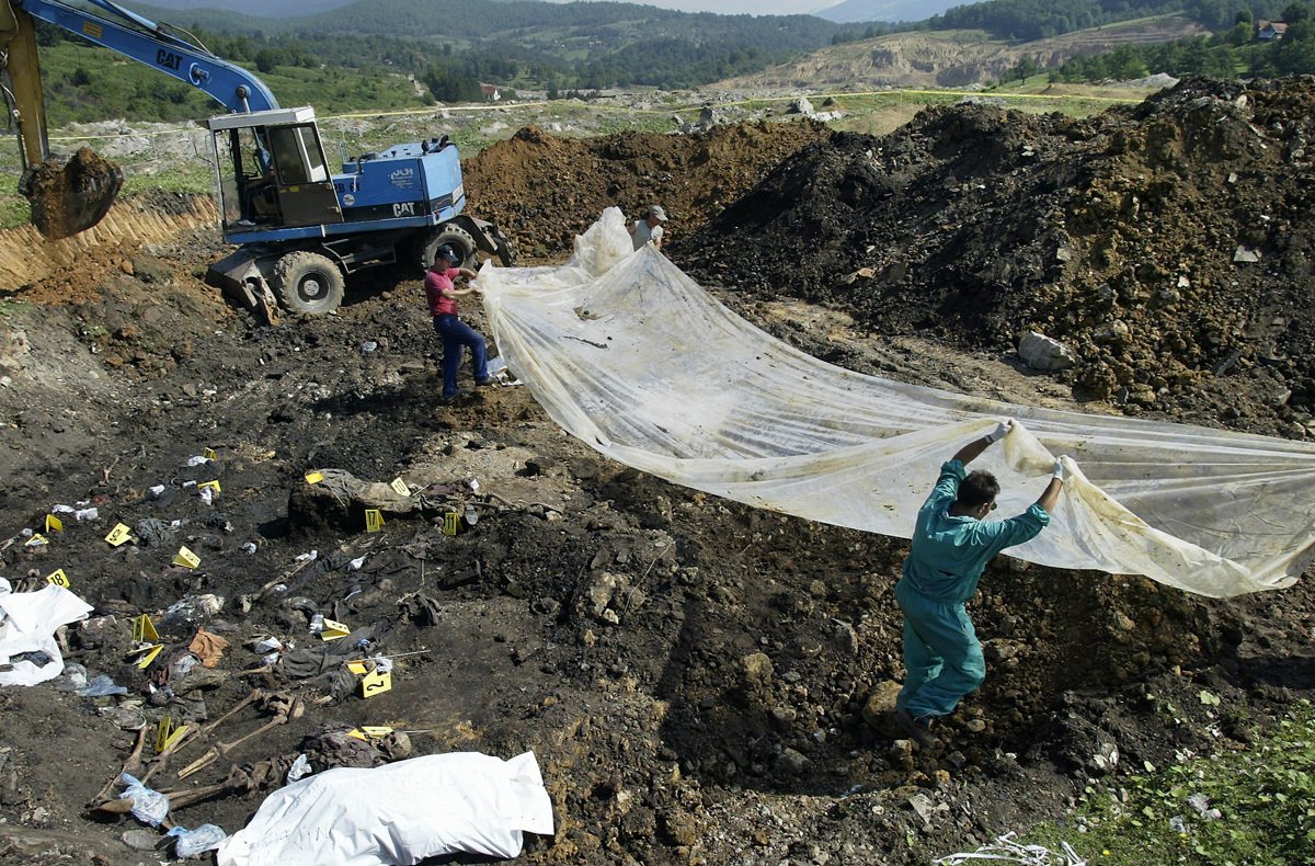 Разбор массового захоронения, вблизи Мильевины, 10 августа 2004 года. Фото: Danilo Krstanovic / Reuters / Scanpix / LETA