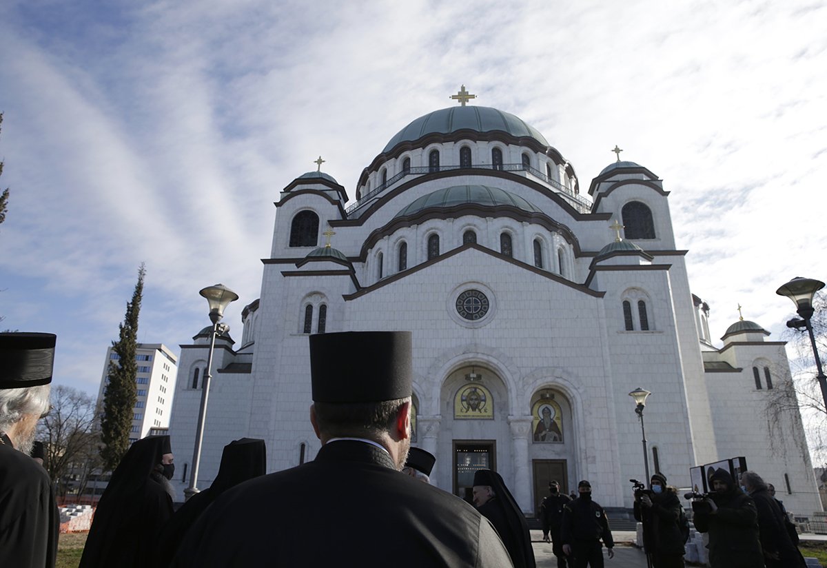 Епископы прибывают на литургию в храм Святого Саввы в преддверии заседания Священного Синода в Белграде, Сербия, 18 февраля 2020. Фото: Andrej Cukic / EPA-EFE