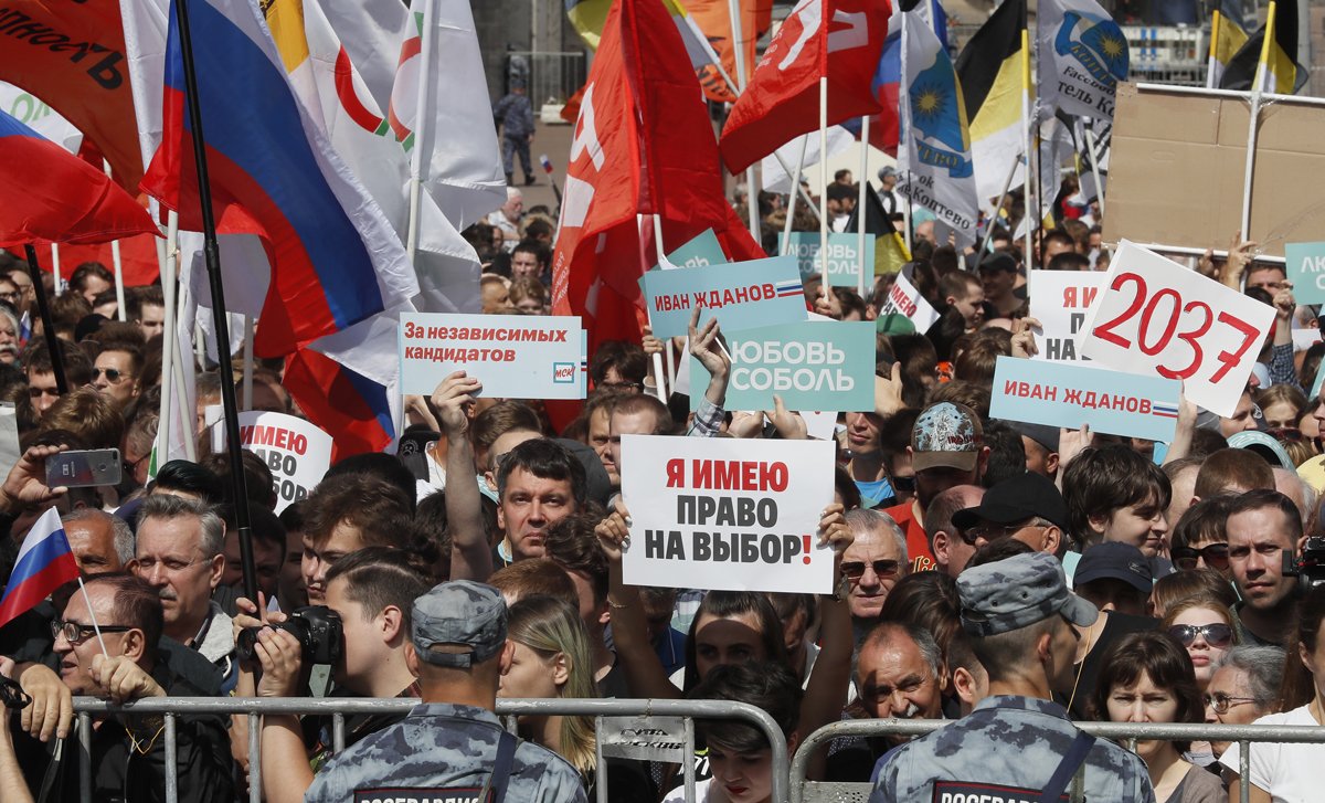 Митинг в поддержку оппозиционных кандидатов на выборах в Мосгордуму, Москва, 20 июля 2019 года. Фото: Сергей Ильницкий / EPA