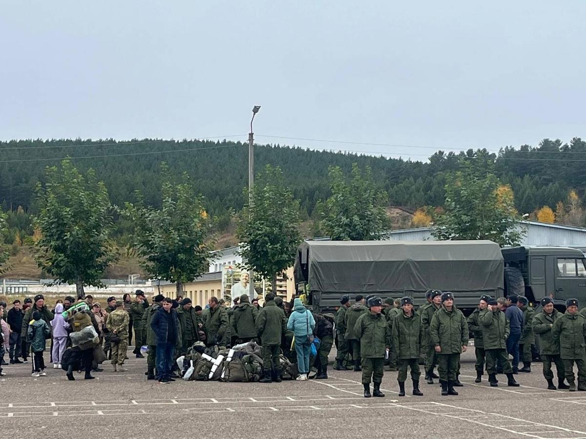 Воинская часть в городе Кяхта, республика Бурятия. Отправка колонны мобилизованных из Селенгинского района Бурятии