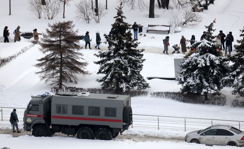 Люди несут цветы к Соловецкому камню на Лубянской площади в Москве, 17 февраля 2024 года. Фото: Contributor / Getty Images