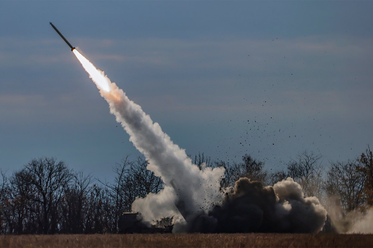 Система HIMARS украинской армии стреляет близ фронта в Херсонской области, Украина, 5 ноября 2022 года. Фото: Hannibal Hanschke / EPA-EFE