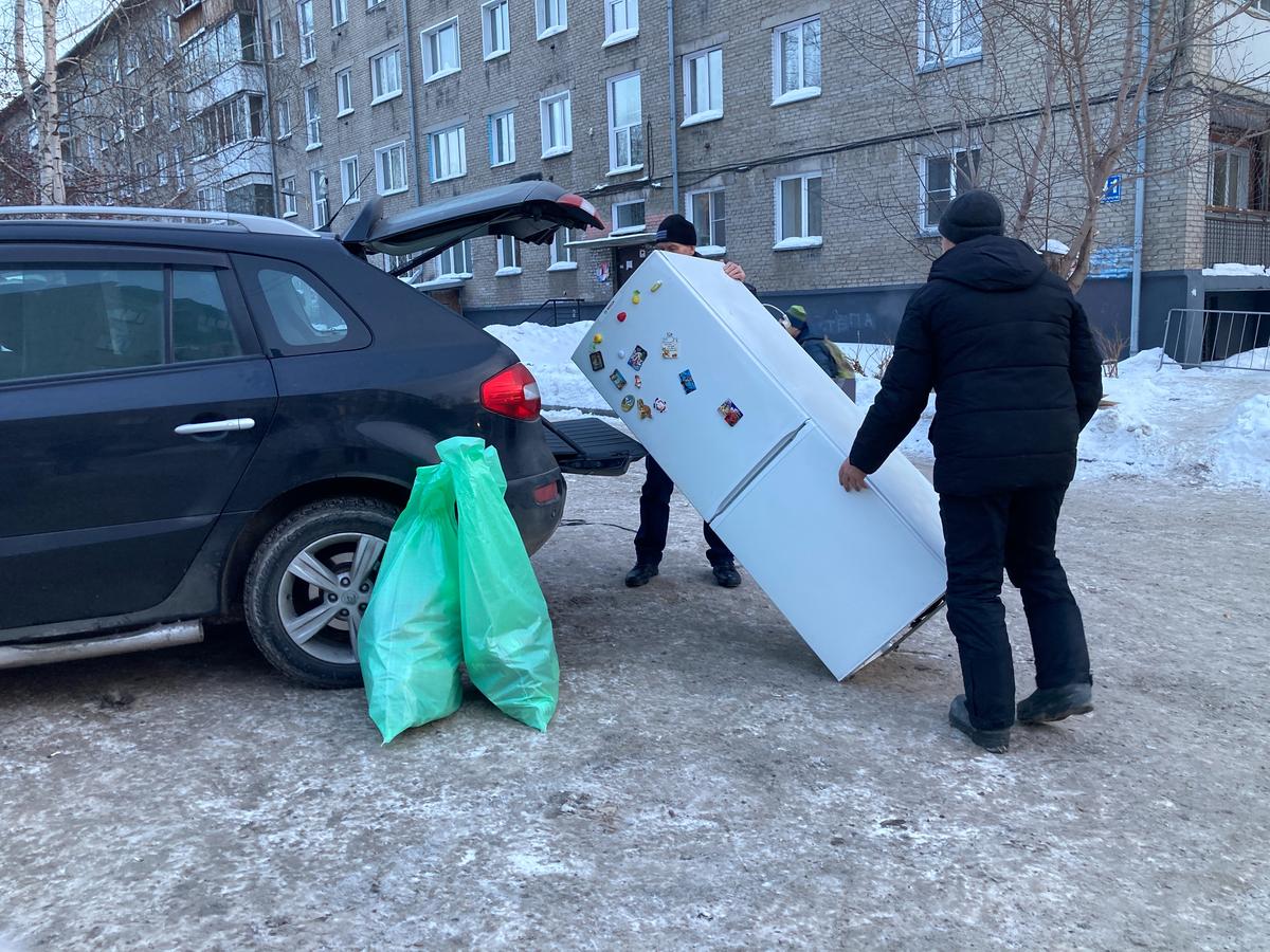 Спустя трое суток жителям дома разрешили вынести личные вещи. Фото: Ирина Купряхина, специально для «Новой газеты Европа»