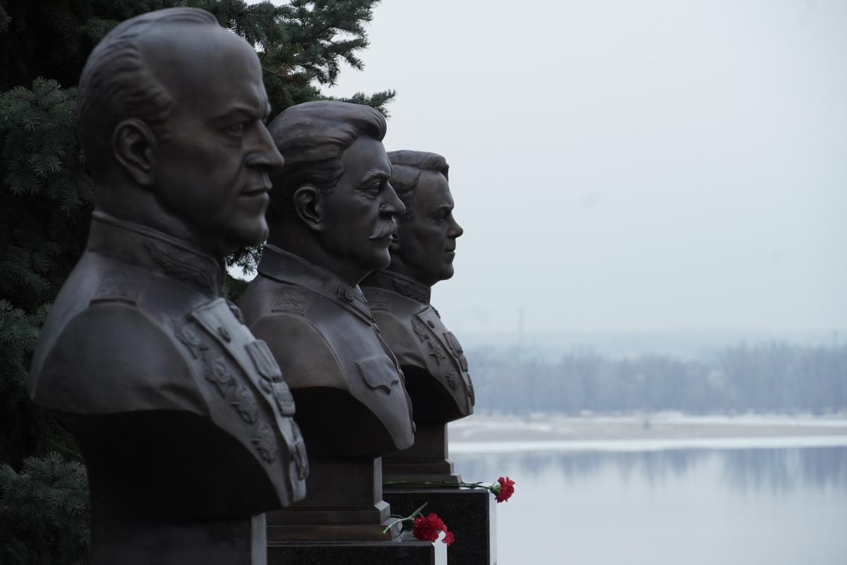 Бюсты Жукова, Сталина и Василевского в Музейно-панорамном комплексе «Сталинград» в годовщину Сталинградской битвы. Фото: Vladimir Aleksandrov / Anadolu Agency / Getty Images