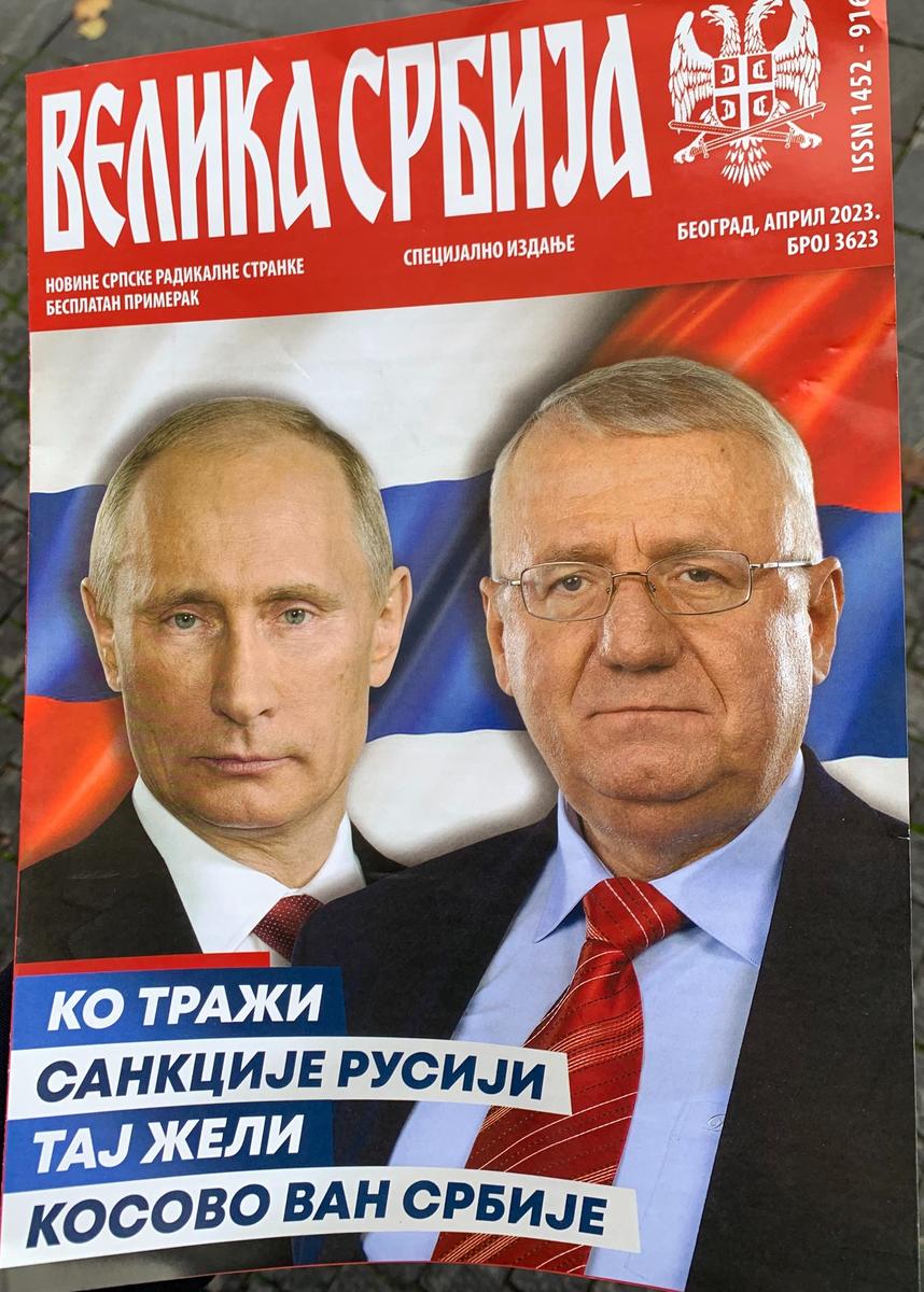 Апрельская листовка Сербской радикальной партии, надпись: «Кто хочет санкций для России, тот хочет Косово без Сербии». Фото: Павел Кузнецов, специально для «Новой-Европа»