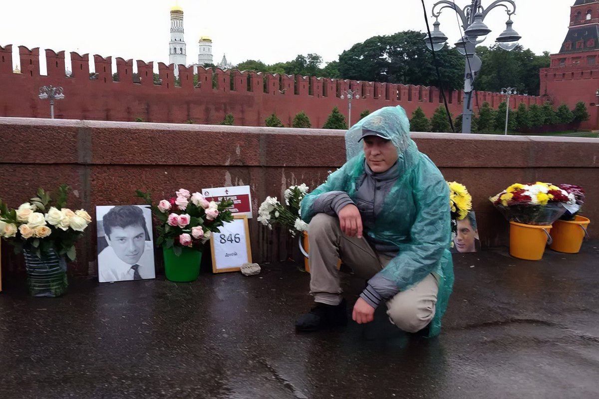 Фото волонтёра Ивана Скрипниченко на Большом Москворецком мосту, 22 июня 2017 года. Фото:  nemtsov-most.org