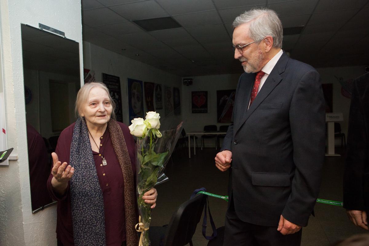 Елена Осипова и Александр Шишлов на выставке «Мирный арт-протест». Фото: Елена Родина, специально для «Новой газеты Европа»