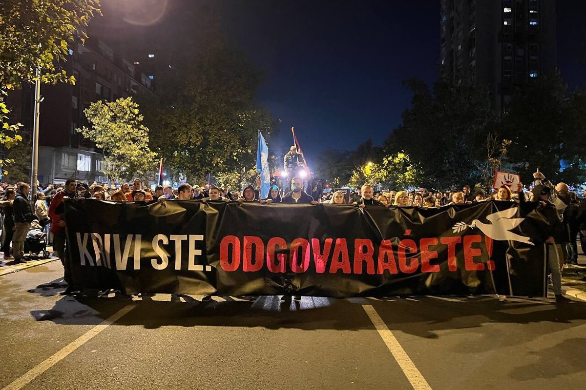 Колонна протестующих на акции протеста в Нови Сад, 5 ноября 2024 года. Фото: Filip Stevanovic / Anadolu /Abaca Press / ddp images / Vida Press