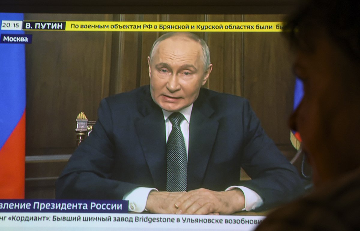 Женщина смотрит телевизионное обращение Владимира Путина в Москве, Россия, 21 ноября 2024. Фото: Сергей Ильницкий / EPA-EFE