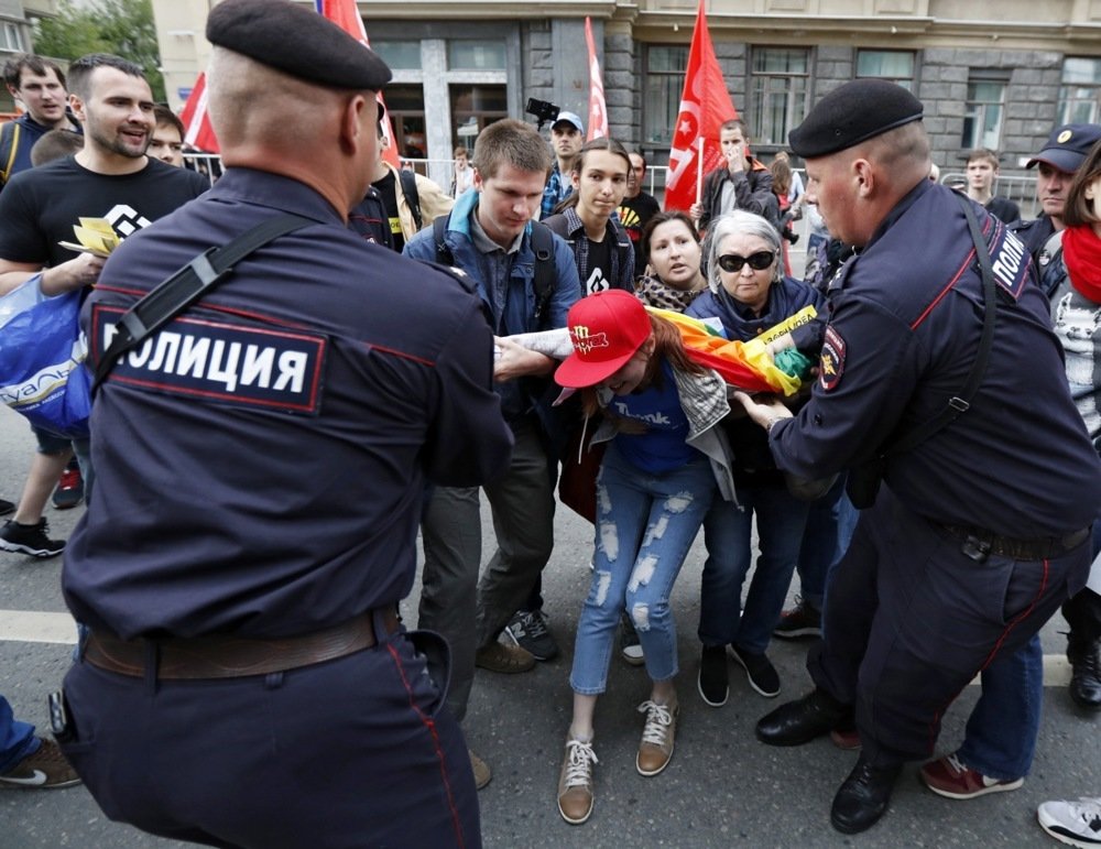 Российские полицейские задерживают ЛГБТ-активиста во время митинга. Фото: Сергей Ильницкий / EPA-EFE