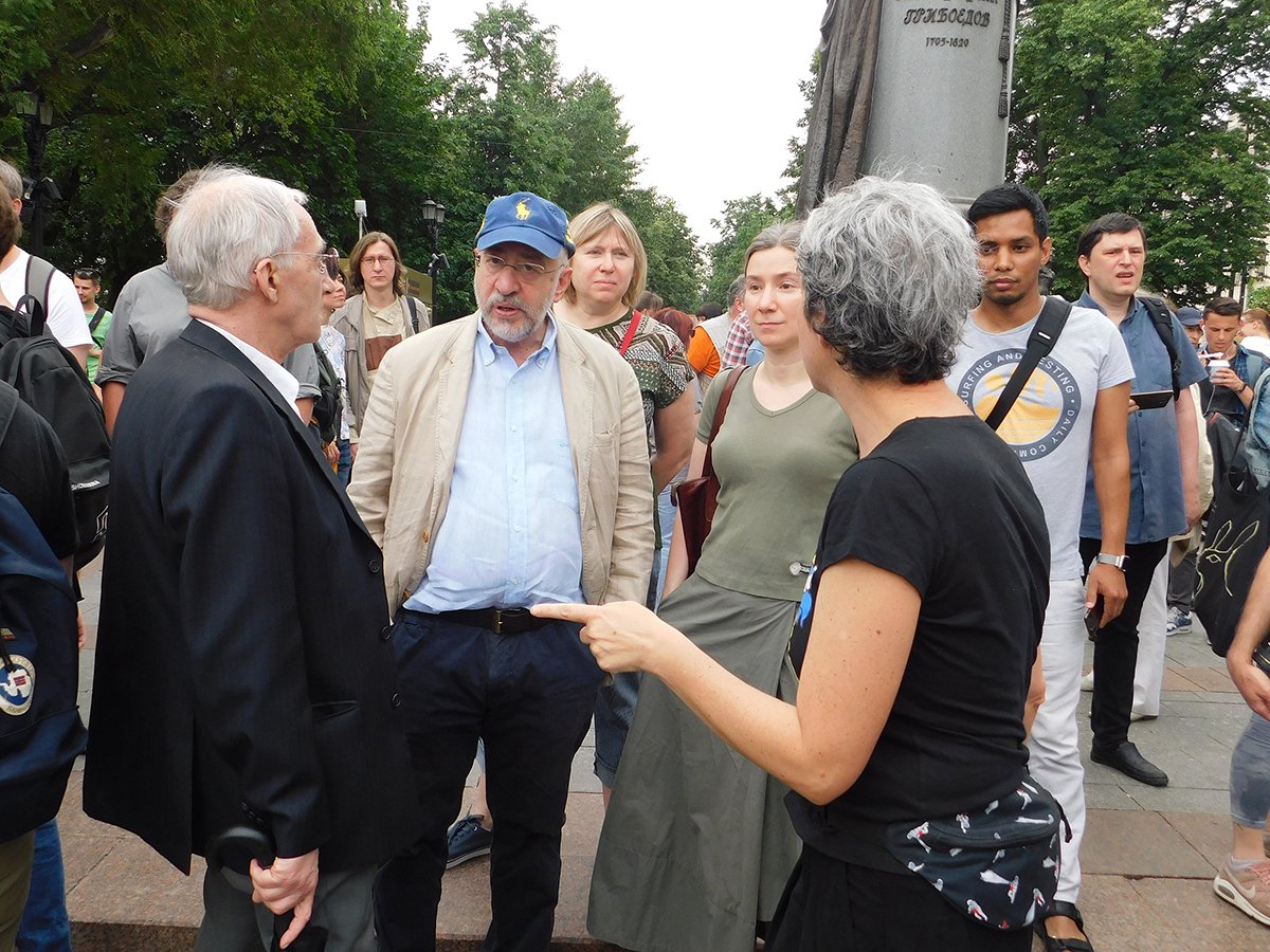 Николай Сванидзе на марше в поддержку журналиста Ивана Голунова, 12 июня 2019. Фото: Krassotkin (CC0) / Wikimedia